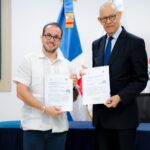 Claudio Caamaño, director de TNR y José Ramón Holguín, rector del ITSC, muestran el acuerdo rubricado