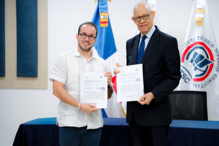 Claudio Caamaño, director de TNR y José Ramón Holguín, rector del ITSC, muestran el acuerdo rubricado