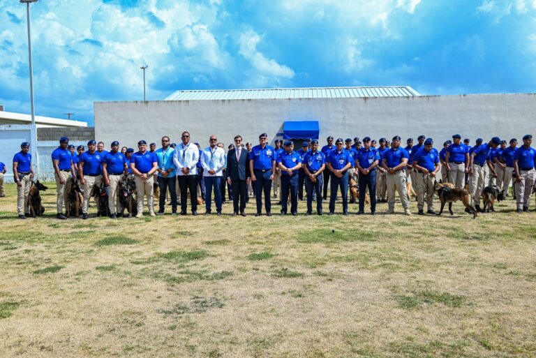 AERODOM entrega 18 perros al CESAC - 1