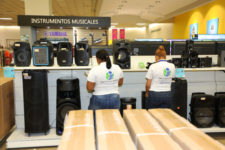 (Foto) Analistas de Publicidad y Precios de Pro Consumidor observan ofertas de productos en una tienda de la capital