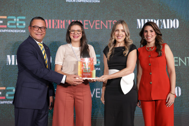 Gilberto PenŞa, Elvira Garrido, Iderlyn Soto y Sarah de Moya