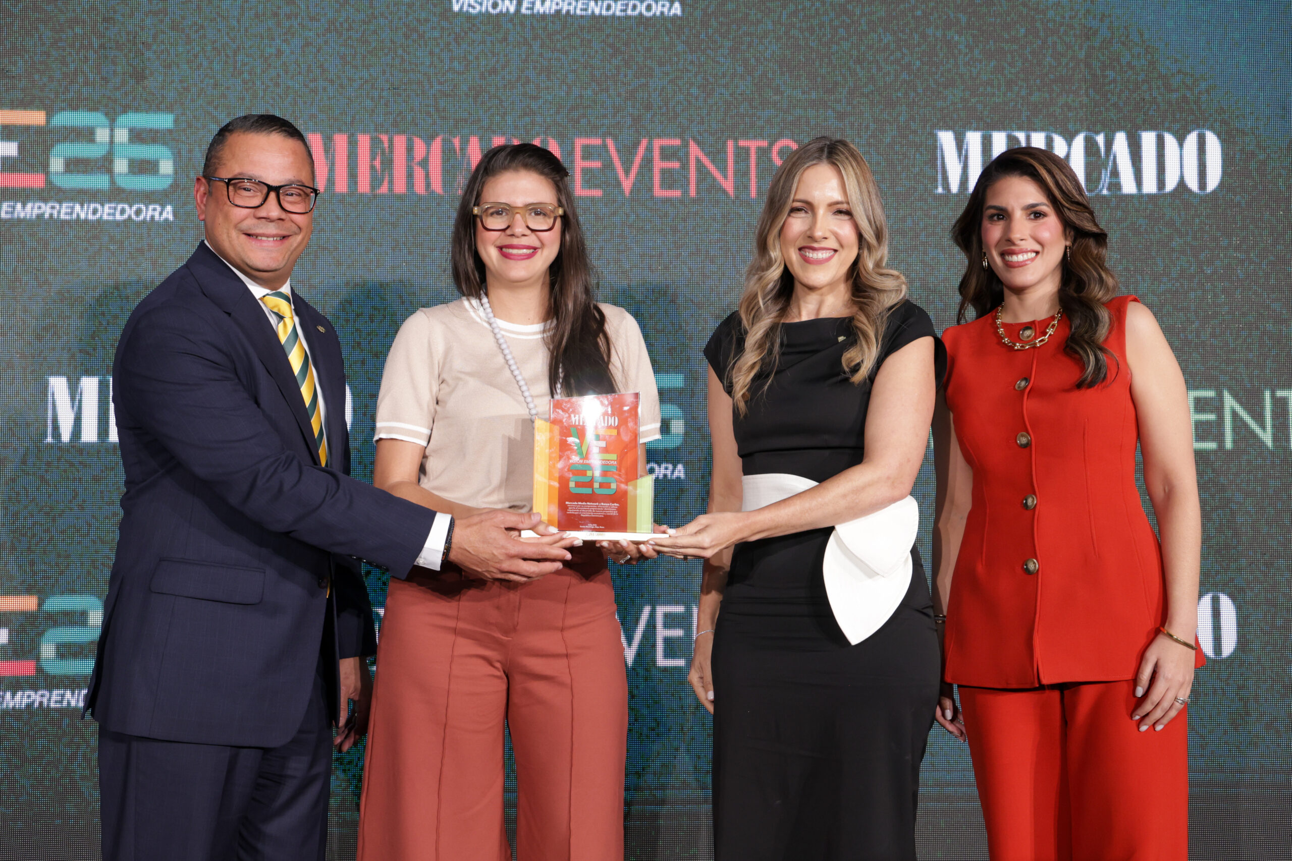 Gilberto PenŞa, Elvira Garrido, Iderlyn Soto y Sarah de Moya