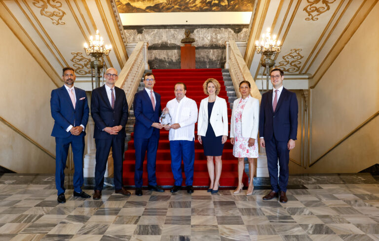 Jose Manrique, Laurent Cavrois, Remi Maumon de Longevialle, Ministro Paliza, Embajadora Barbry, Valérie Vesque-Jeancard y Cyril Girot