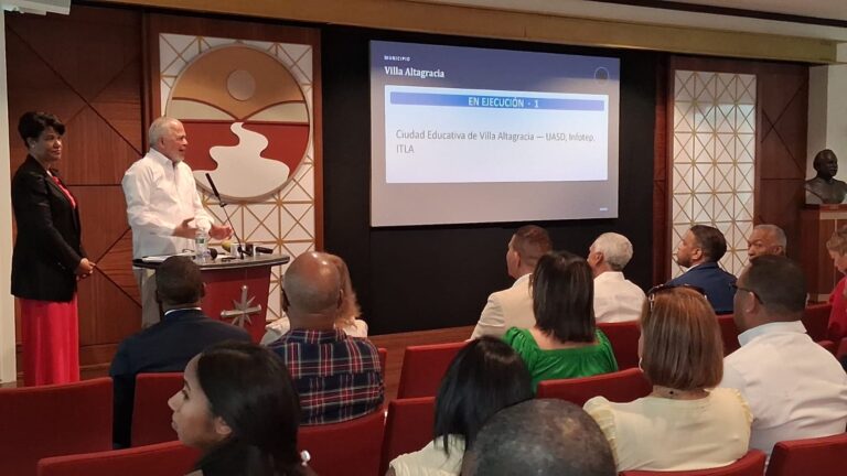 Administrador Egehid presenta proyectos de desarrollo ante diáspora de San Cristóbal en Nueva York