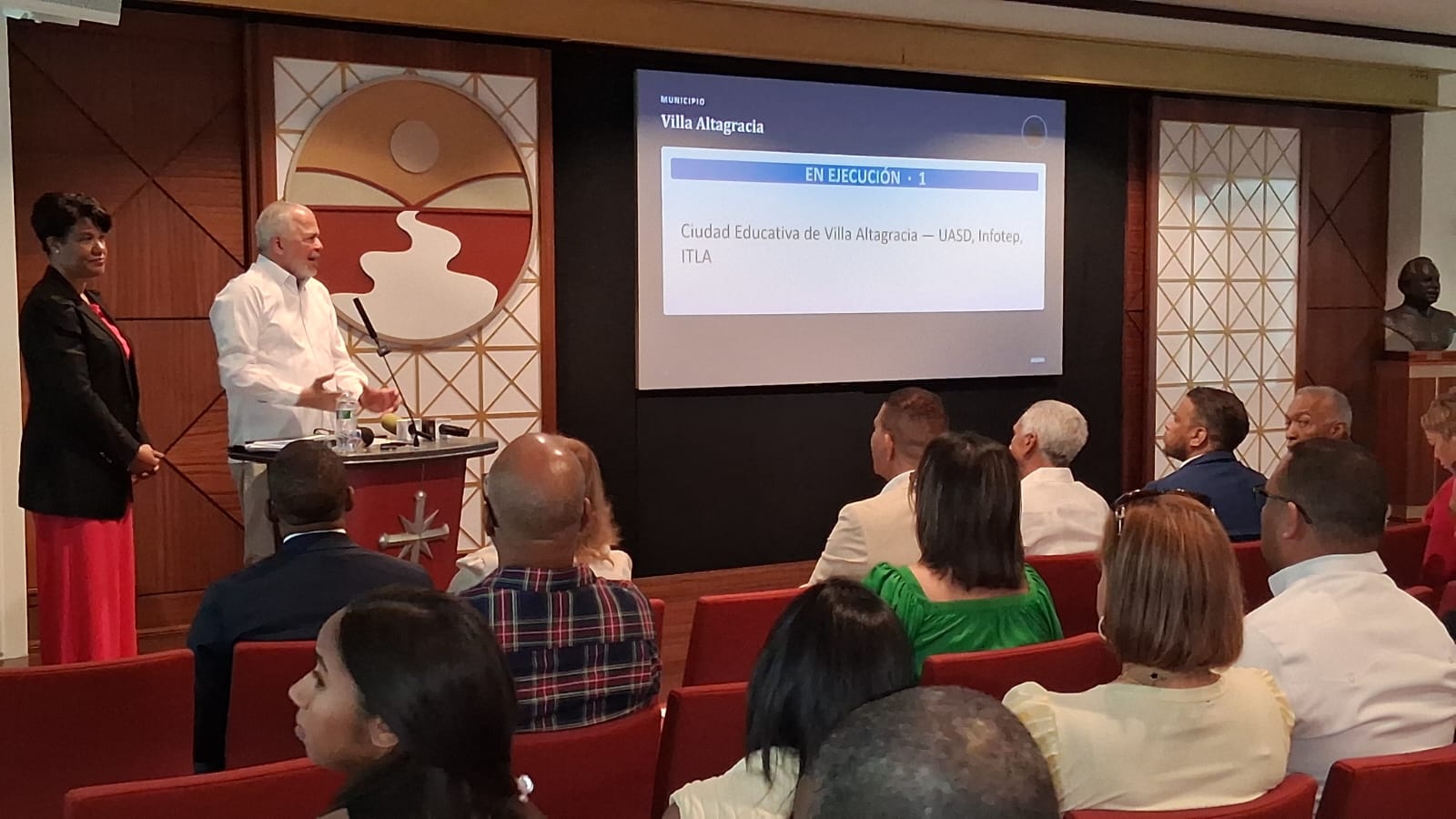 Administrador Egehid presenta proyectos de desarrollo ante diáspora de San Cristóbal en Nueva York