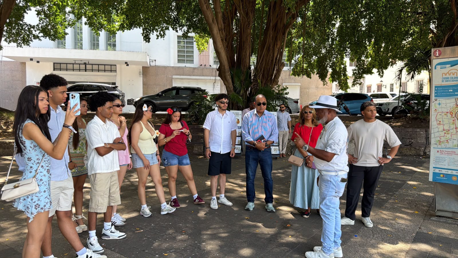 Estudiantes dominicanos de universidades de CUNY en la parte frontal del Museo de las Telecomunicaciones