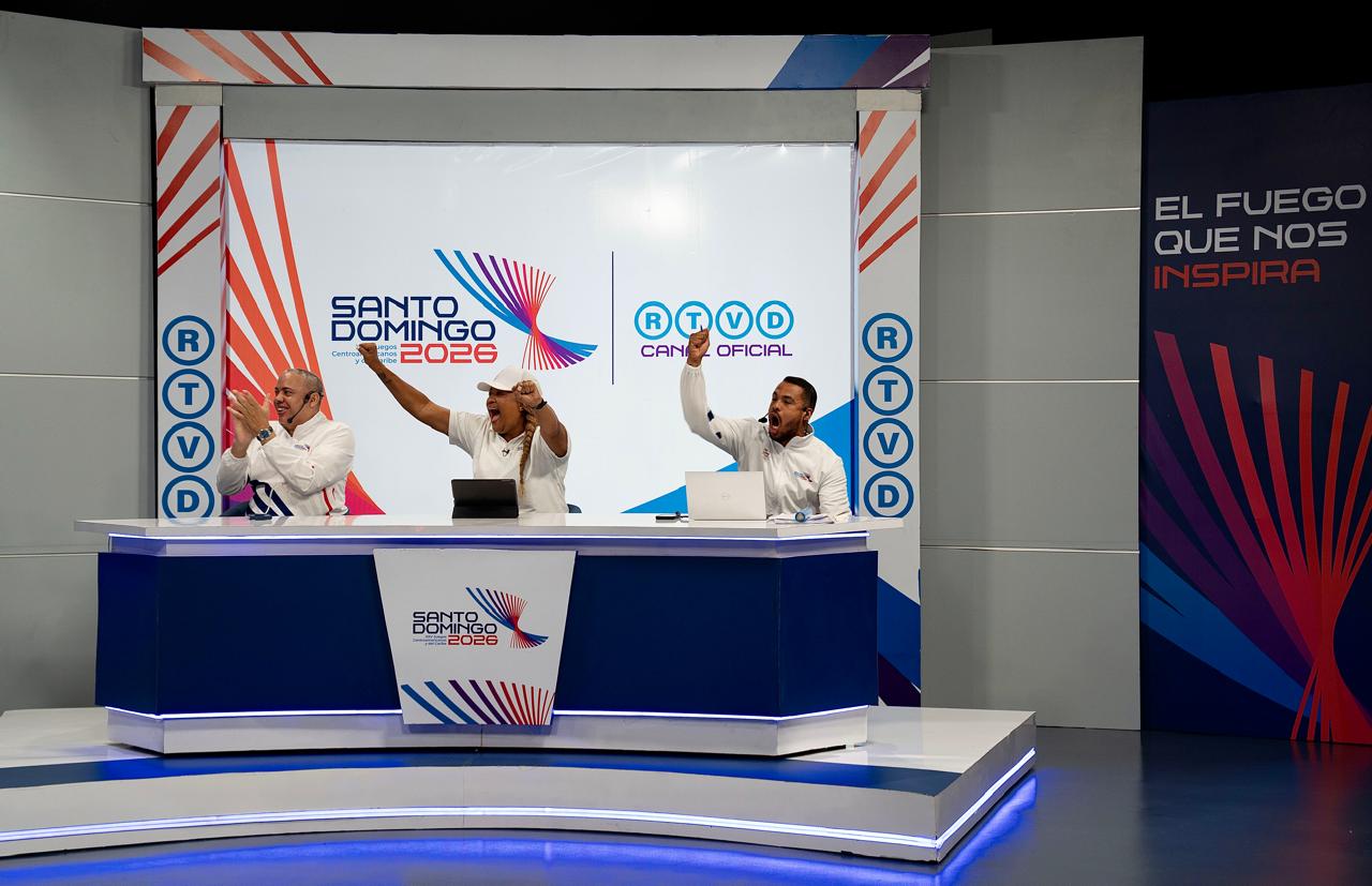 Héctor Gómez, Cosiris Rodríguez y José Gómez en la conducción de una transmisión por RTVD
