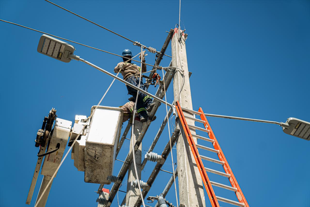 Edesur fortalece infraestructura eléctrica en Pedernales con construcción de redes y conversión de tensión