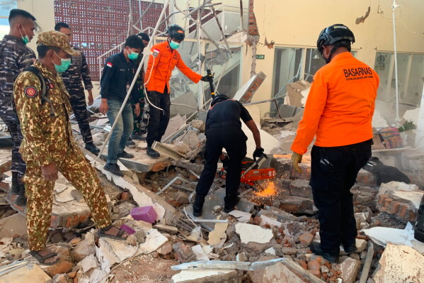Terremoto frente a Indonesia deja al menos 47 muertos y edificios derrumbados