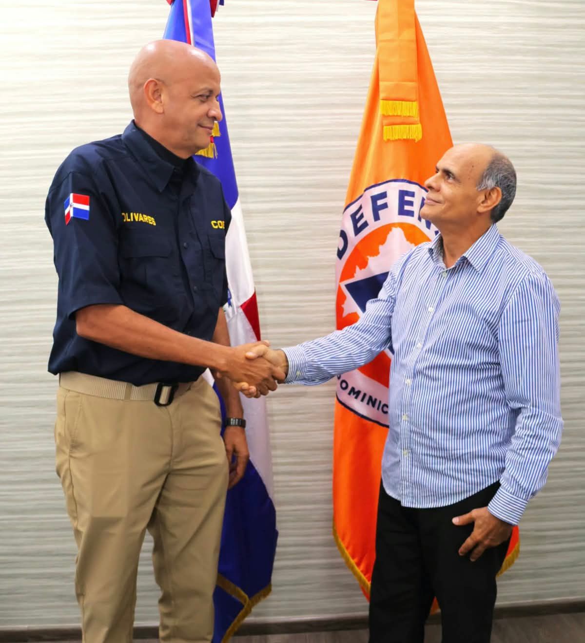 Director de la Defensa Civil Carlos Pulino y Erdwin Olivares director COE (1)