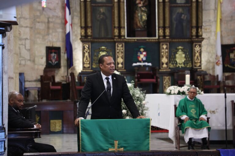 El director de Pro Consumidor, Eddy Alcántara, habla en la misa celebrada en la Catedral Primada de América