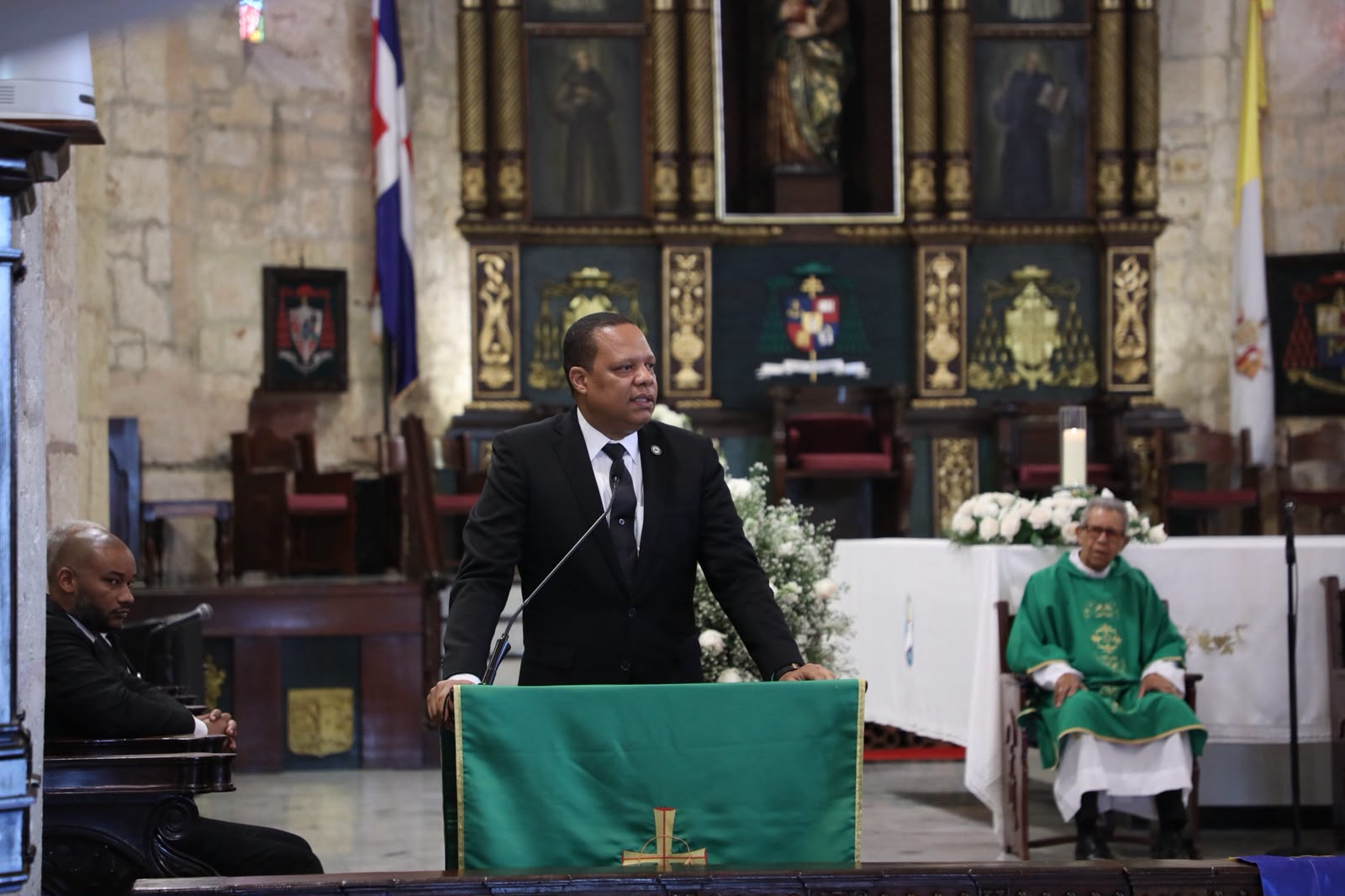 El director de Pro Consumidor, Eddy Alcántara, habla en la misa celebrada en la Catedral Primada de América