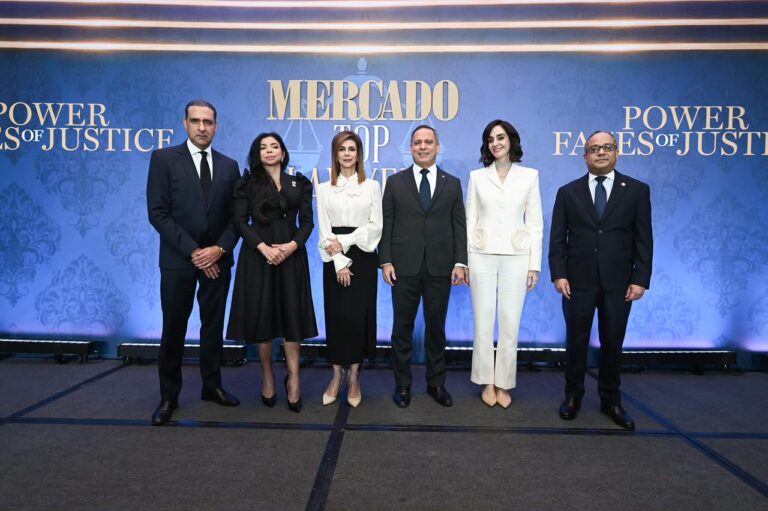 Foto 1. El magistrado Napoleón R. Estévez Lavandier junto Henry Molina, Yeni Berenice Reynoso, Patricia De Moya, Servio Tulio Castaños Guzmán y Rita Abinader.