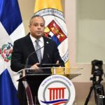 presidente del Tribunal Constitucional, magistrado Napoleón Estévez Lavandier, pronuncia unas palabras durante el acto