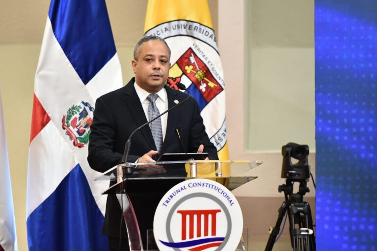 presidente del Tribunal Constitucional, magistrado Napoleón Estévez Lavandier, pronuncia unas palabras durante el acto