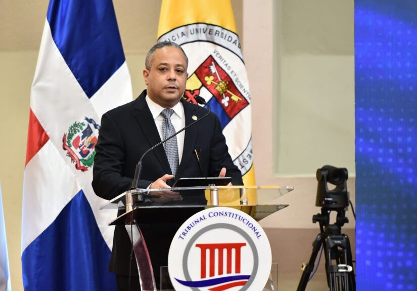 presidente del Tribunal Constitucional, magistrado Napoleón Estévez Lavandier, pronuncia unas palabras durante el acto