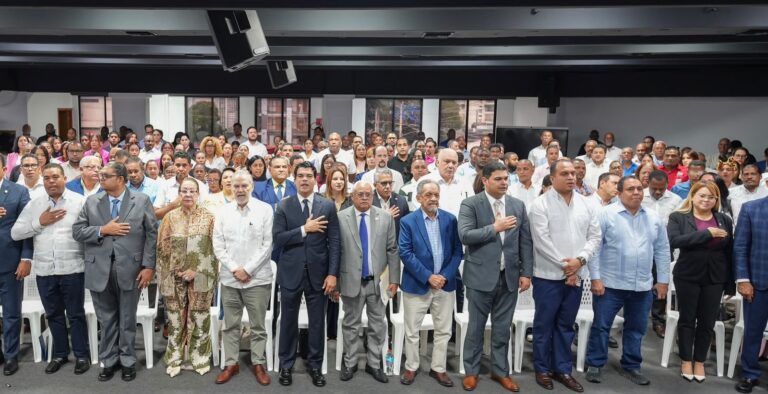 Wellington Arnaud destaca avances en agua y saneamiento y plantea visión estratégica para el desarrollo durante conferencia del PRM