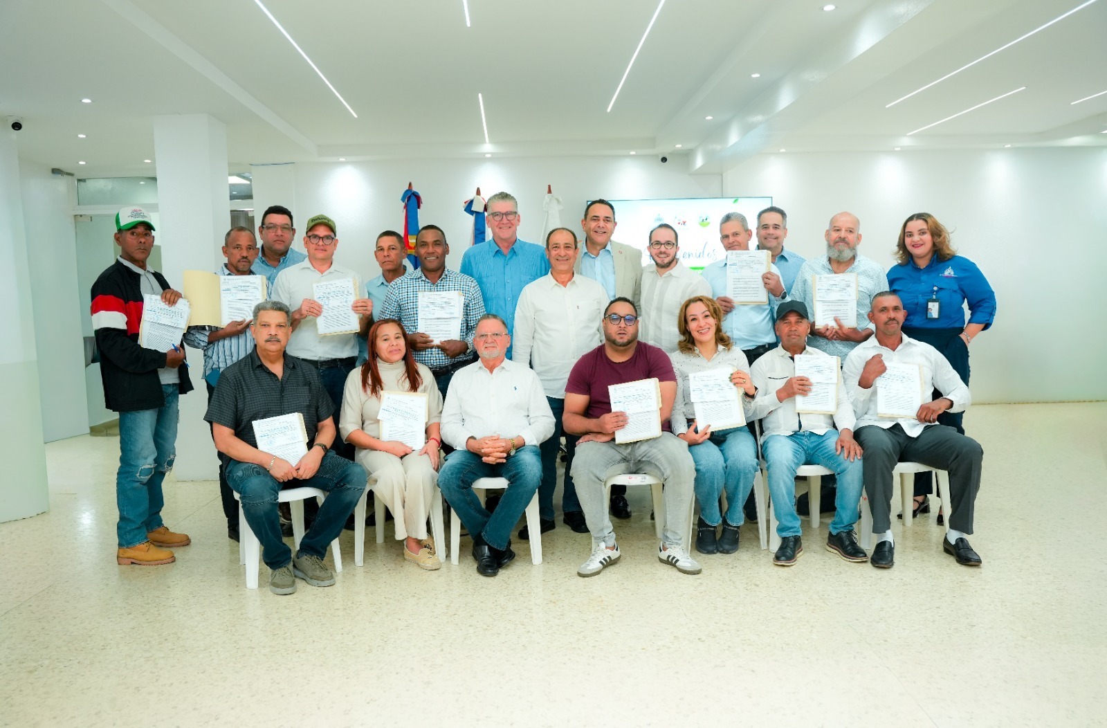 Gobierno entrega RD$30 millones en bonos para tecnificar riego a 17 productores de leche