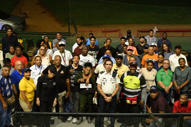 Bomberos capacitan seguridad del Escogido para manejo de emergencias